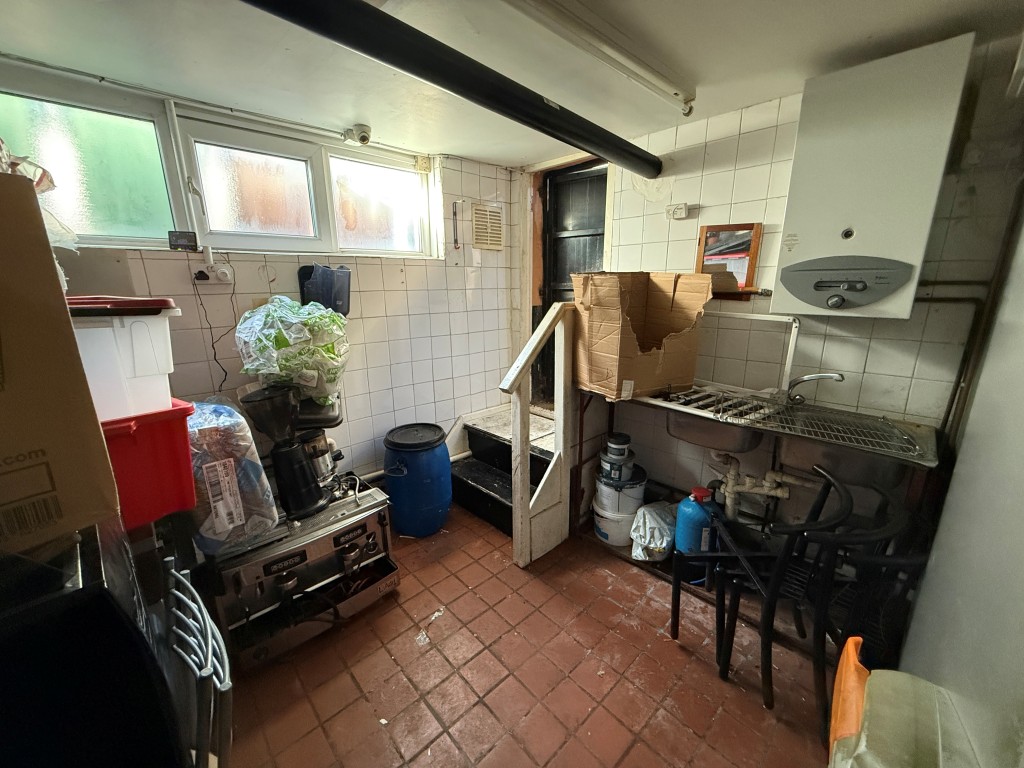 Lot: 33 - MIXED COMMERCIAL AND RESIDENTIAL INVESTMENT - Store area